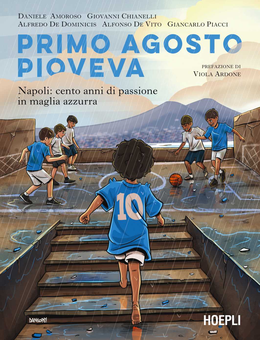 Copertina del libro "Primo agosto pioveva" con bambini che giocano a calcio sotto la pioggia su una scalinata e il numero 10 in primo piano sulla maglia azzurra.